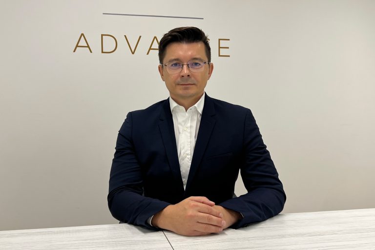 Aleš Škerlak, predsjednik Uprave Advance Capital Partnersa, ispred logotipa kompanije