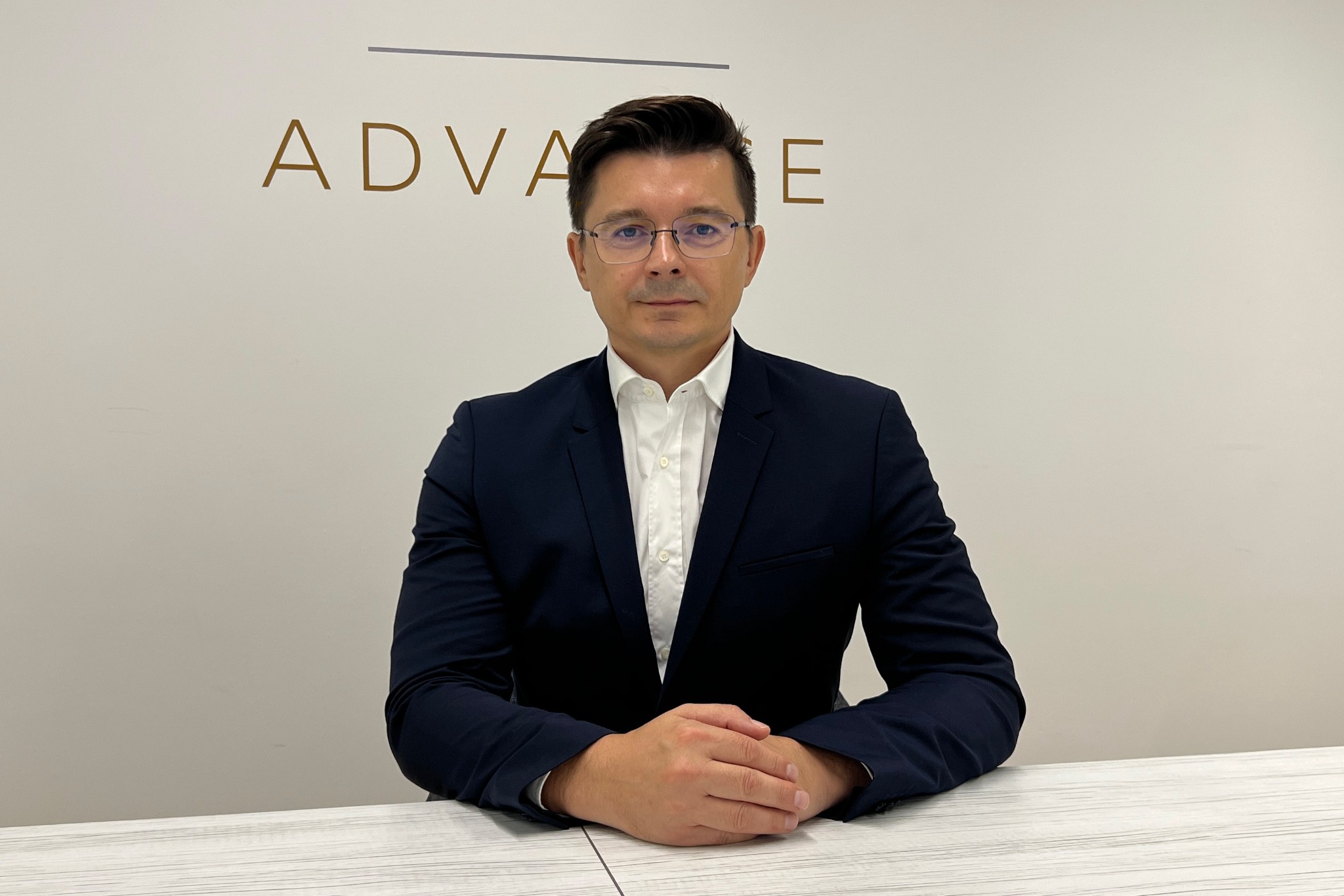 Aleš Škerlak, predsjednik Uprave Advance Capital Partnersa, ispred logotipa kompanije