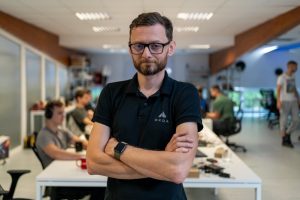 Srđan Kovačević i Orqa: od osječke FPV tehnologije do globalne proizvodne mreže dronova